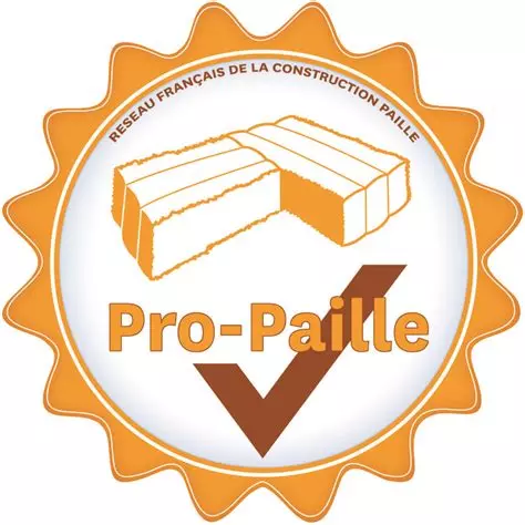 Logo rond avec un contour orange représentant des blocs de paille, incluant le texte "Réseau Français de la Construction Paille" en haut et "Pro-Paille"