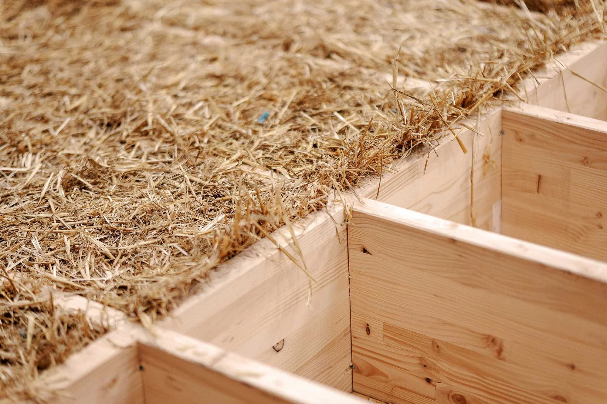Plateforme en bois contenant de la paille
