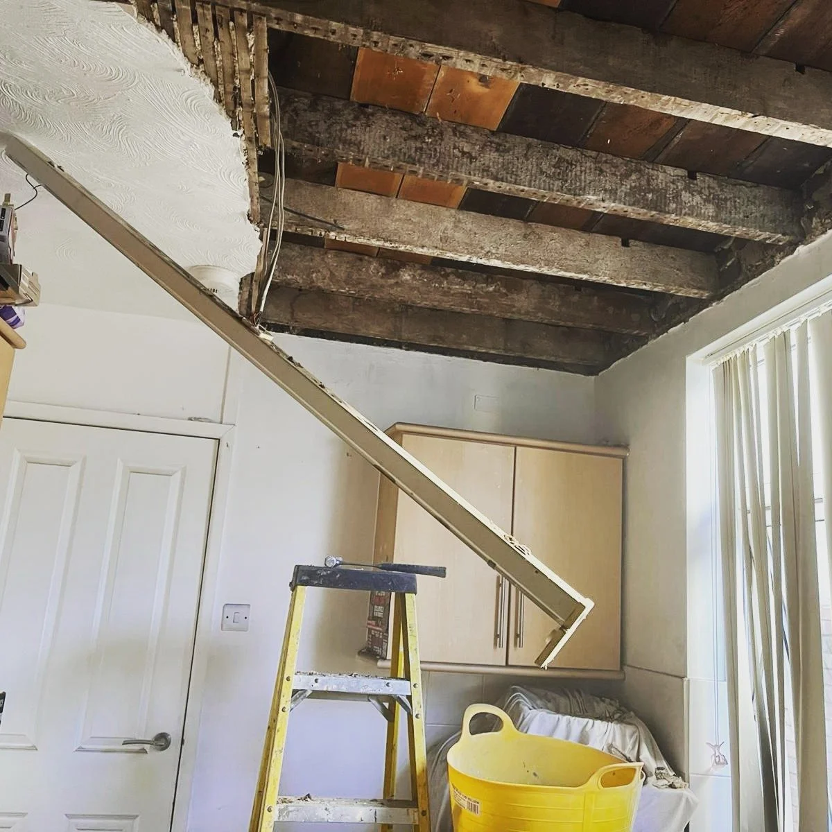 Ceiling nearly stripped back and ready for the next stage 👷&zwj;♂️

Very difficult working around this one as the property is occupied, but making good progress.

Back tomorrow to board it out, then plastered and ready to decorate early next week.

