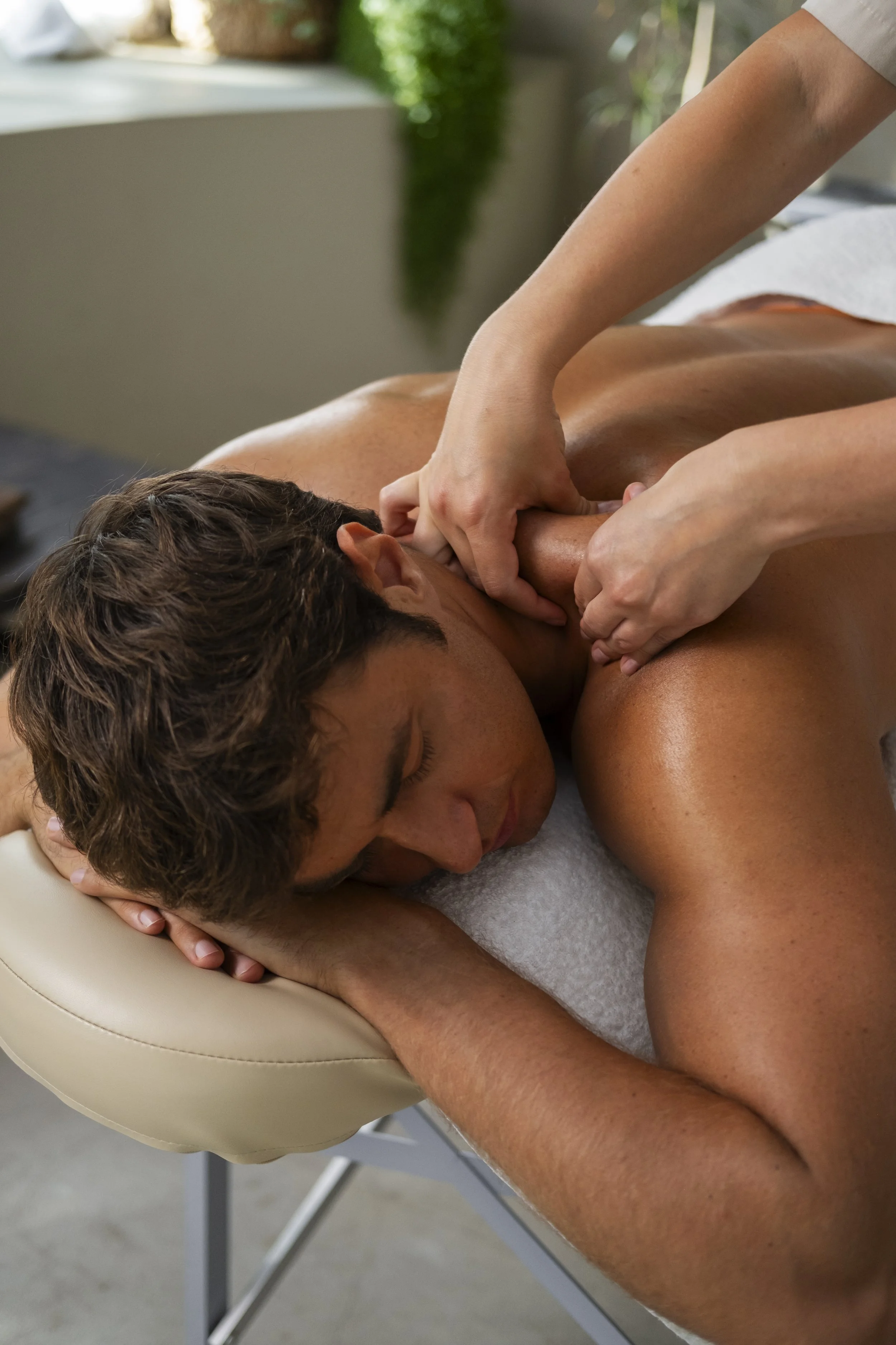 Professional deep tissue massage in Almere for muscle tension and back pain relief