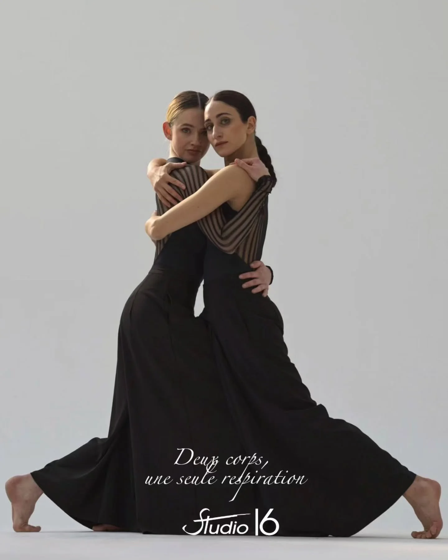 "Deux corps, une seule respiration." 
La danse, c'est aussi &ccedil;a. 
Pas juste des pas et des techniques &mdash; c'est la rencontre, la confiance, le dialogue silencieux entre des corps qui bougent ensemble.

Au Studio 16, on cr&eacute;e