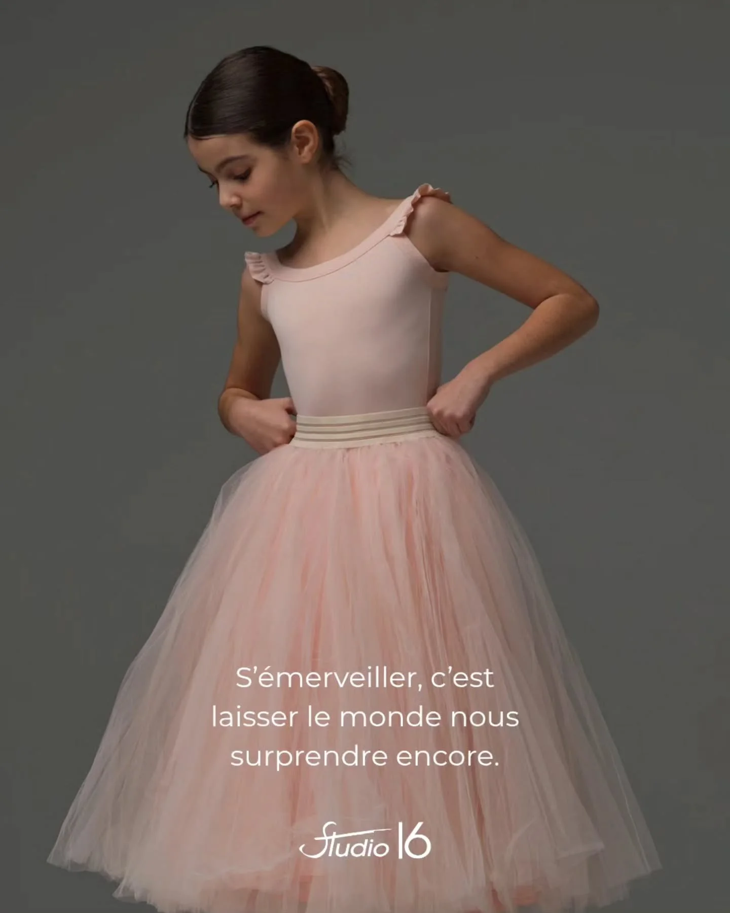 &ldquo;S&rsquo;&eacute;merveiller, c&rsquo;est laisser le monde nous surprendre encore.&rdquo; 

Dans chaque mouvement, dans chaque regard, il y a cette capacit&eacute; &agrave; ressentir, &agrave; d&eacute;couvrir, &agrave; vibrer comme si c&rsquo;&