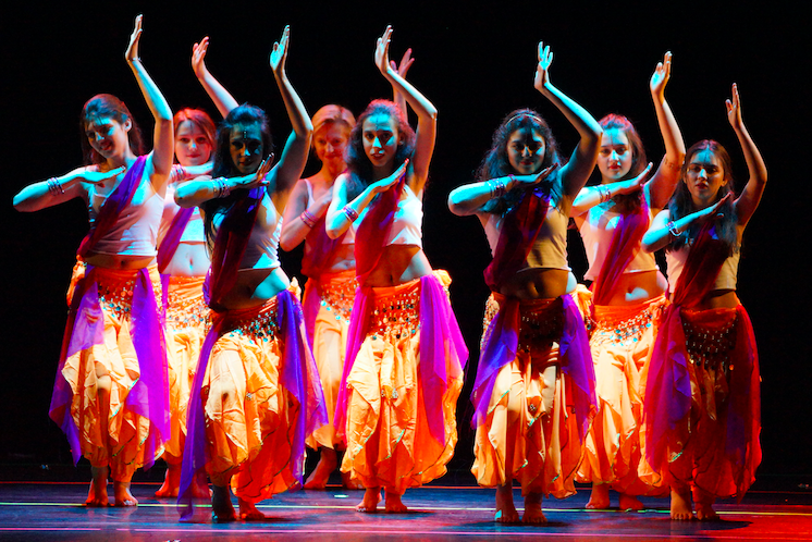 Groupe de danse orientale composé de 8 femmes