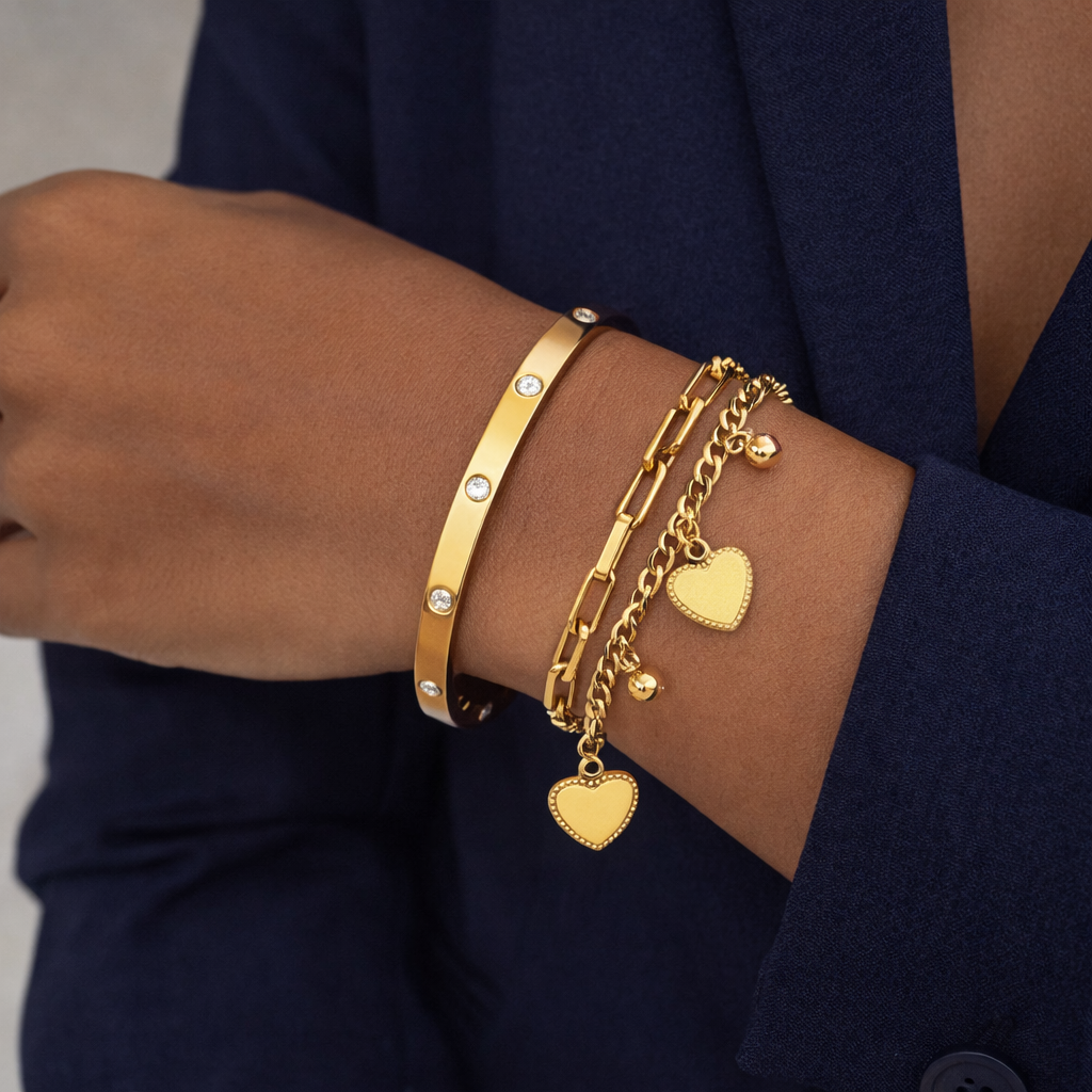 Bracelets en or et blazer bleu.png