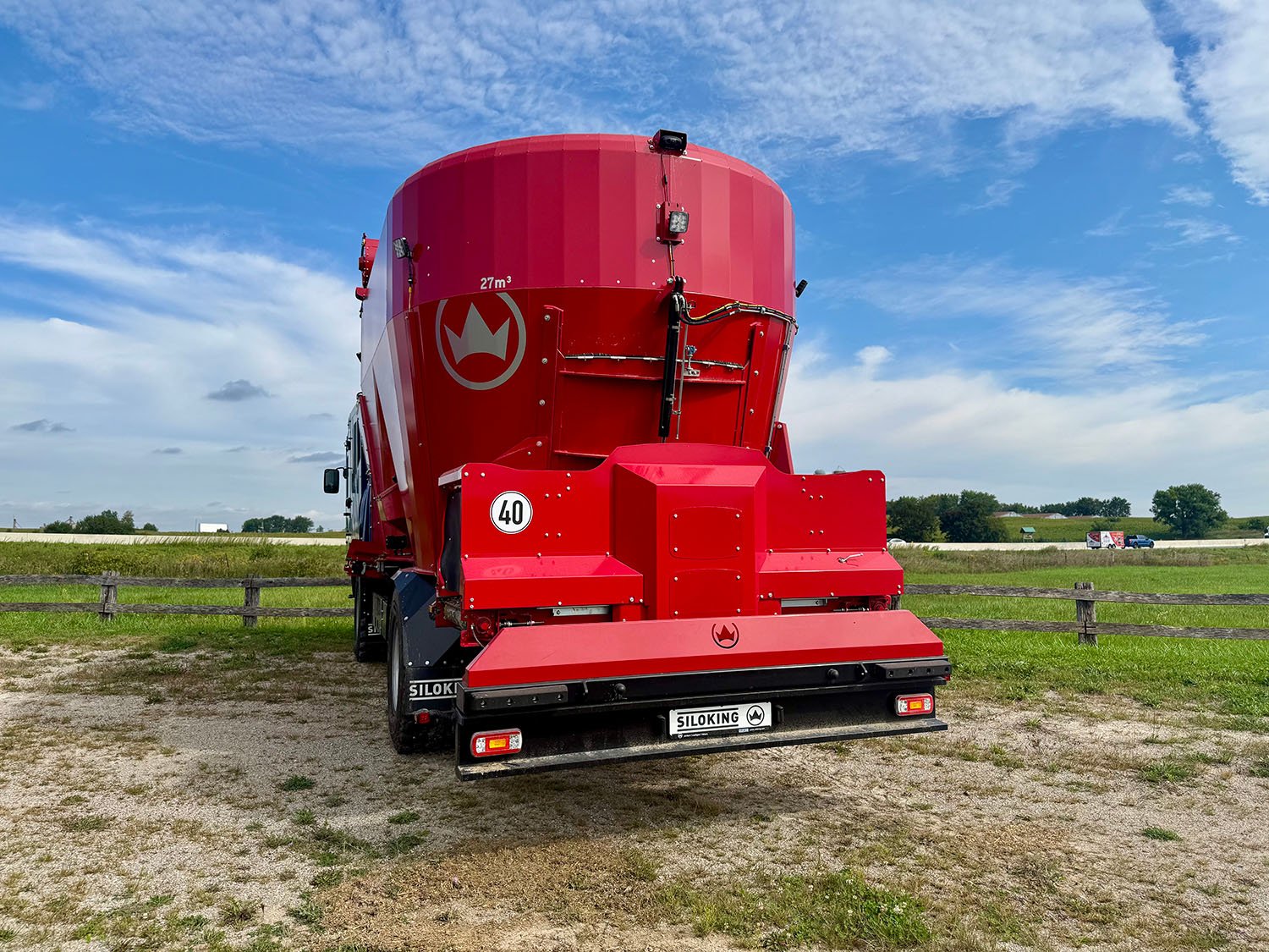 Rear view of a new 27m3 SILOKING SelfLine 500+ TMR mixer displaying SILONOX tub badging, 40 km/h speed sign, and hydraulic rear cross conveyor