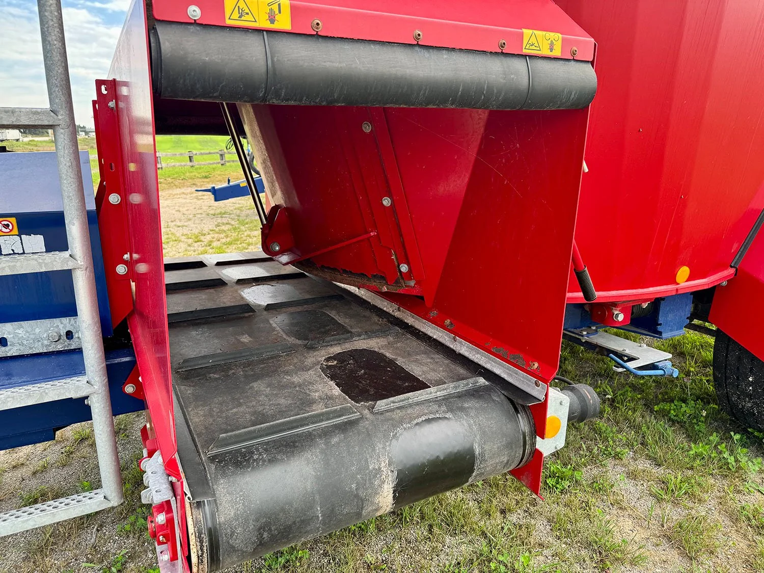 Detailed close-up view of the front cross conveyor belt and discharge door assembly on a SILOKING TrailedLine 4.0 Duo Avant mixer wagon.