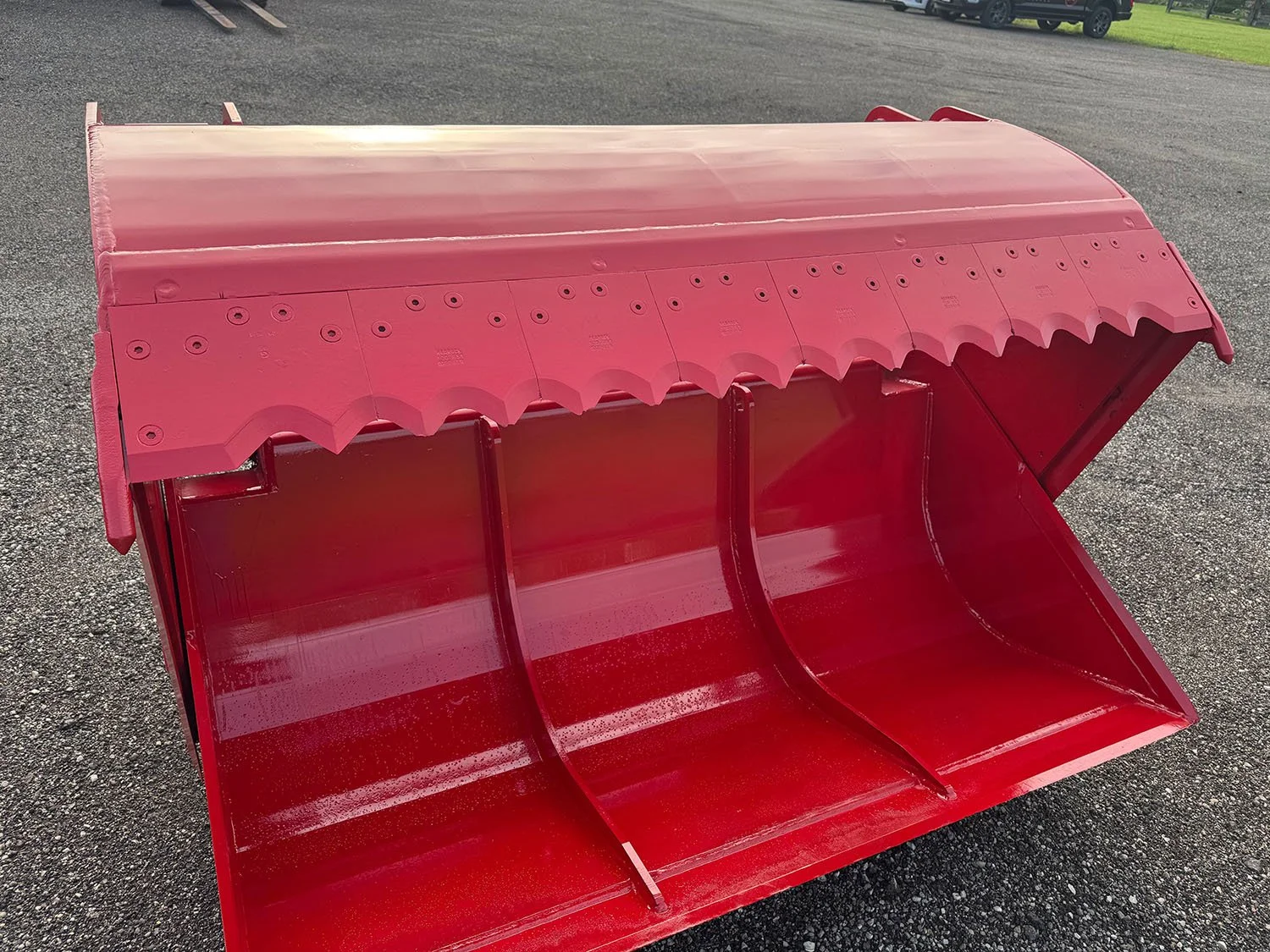 Overhead front view into the open bucket chamber of a 2023 Redrock 180/85 shear bucket.
