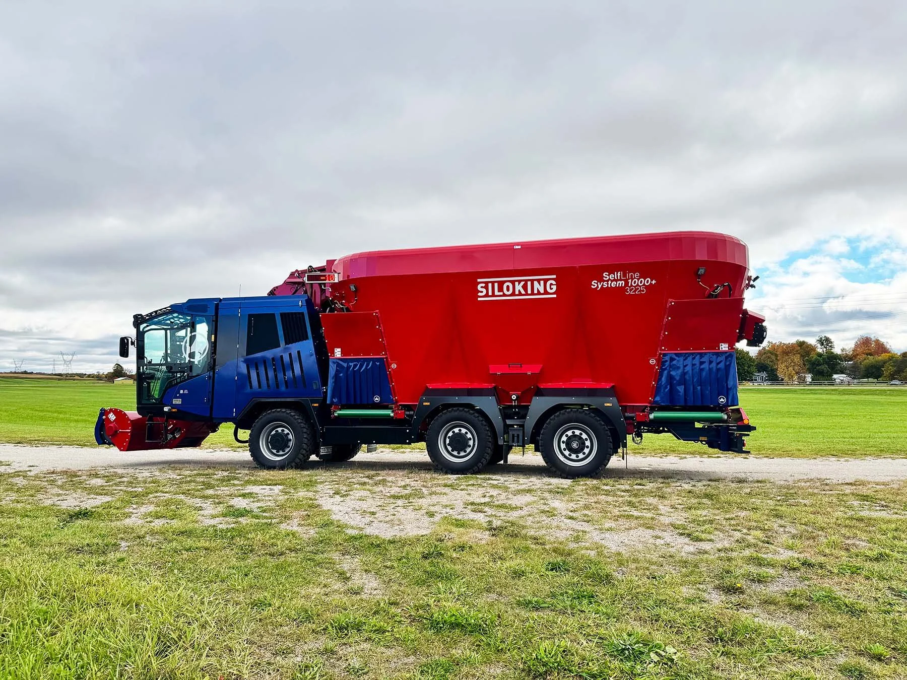Left side view showing operator cab, milling head, and 32 m³ mixing tub on a Siloking 1000+ mixer.