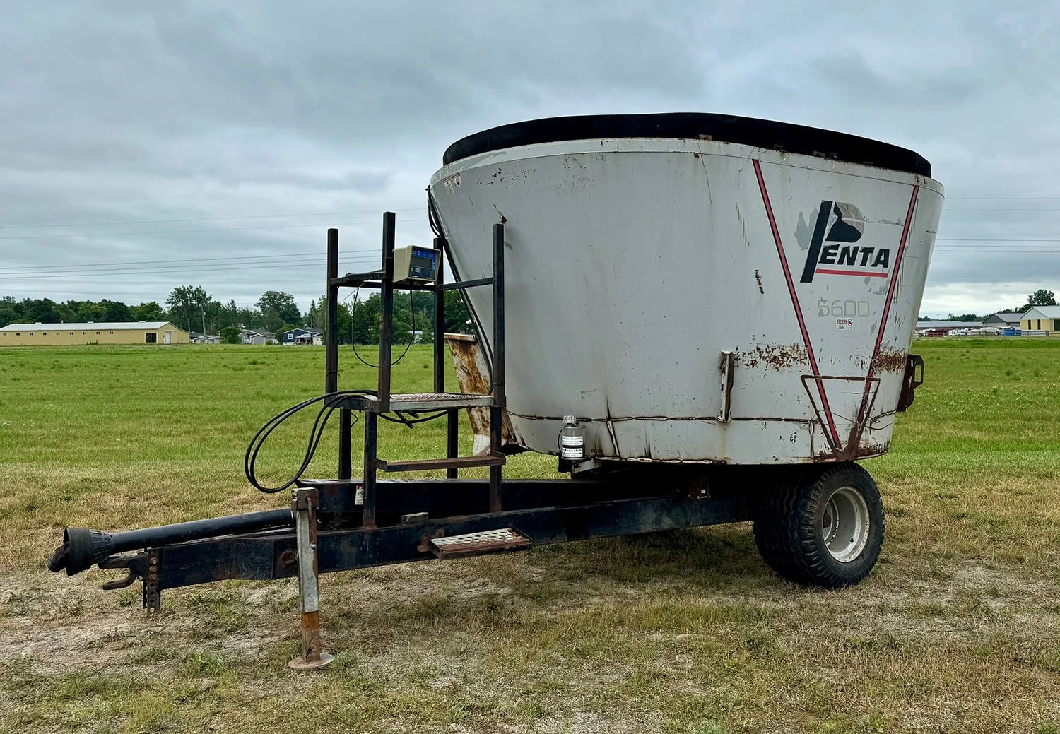 Front left side view of a used white Penta 5600 single auger vertical feed mixer wagon in Putnam, ON.
