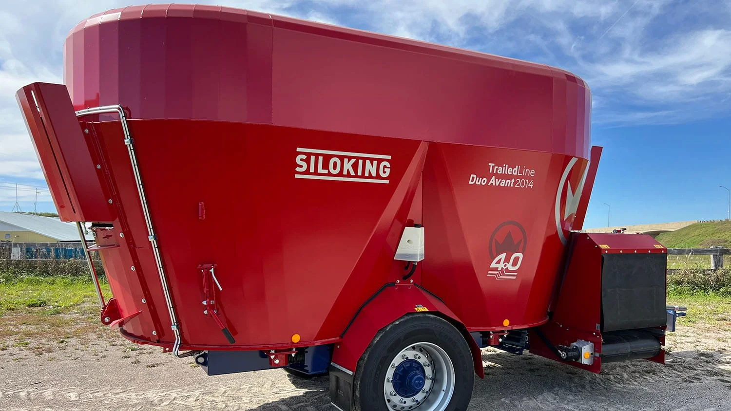 Right-side rear perspective profile of a red Siloking TrailedLine Duo Avant 2014 mixer wagon showing its specialized conical tub geometry.