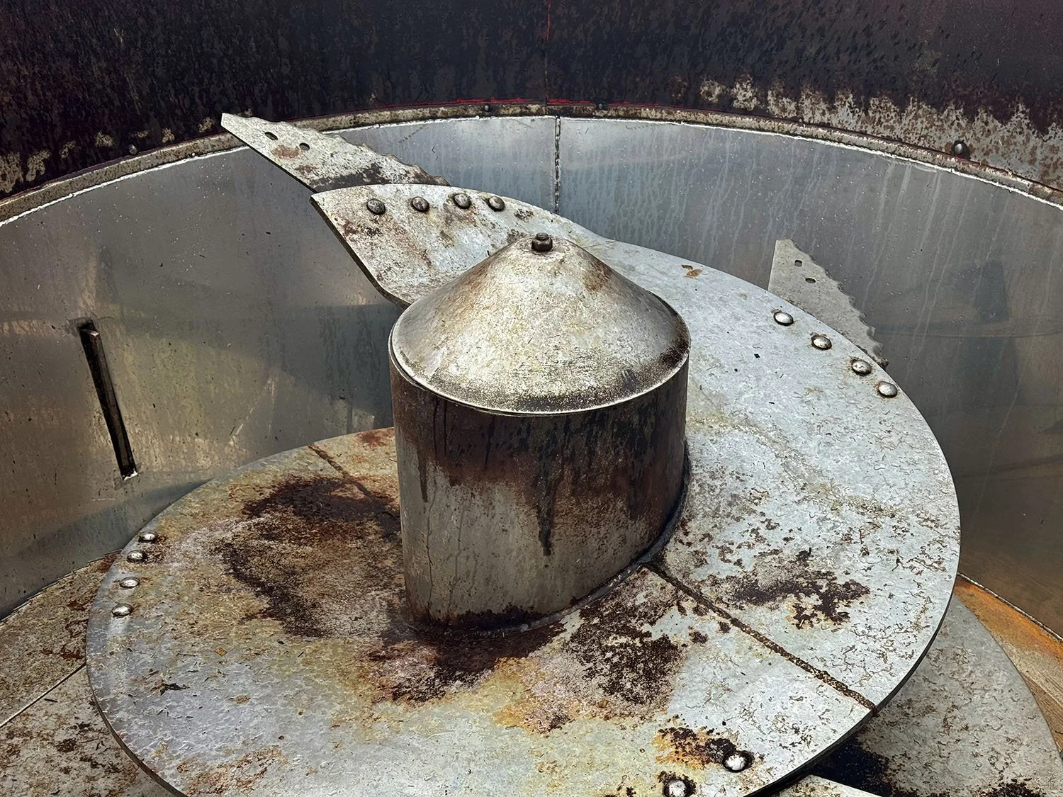 Detailed close-up view of the vertical mixing auger flighting and processing knives inside an NDE 804 TMR mixer tub.