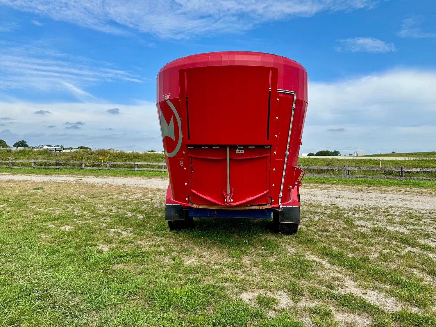 Direct rear view of a red SILOKING TrailedLine 4.0 Duo Avant 2014 vertical mixer wagon displaying 16m³ capacity logo and rear door profile.
