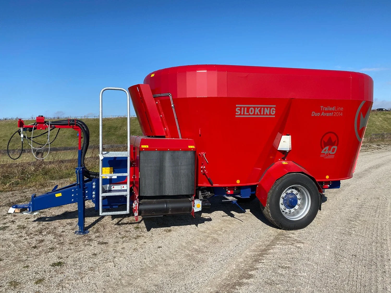 2026 Siloking TrailedLine 4.0 Duo Avant 2014 vertical TMR mixer side view showing the red hopper and single axle in Putnam, ON.