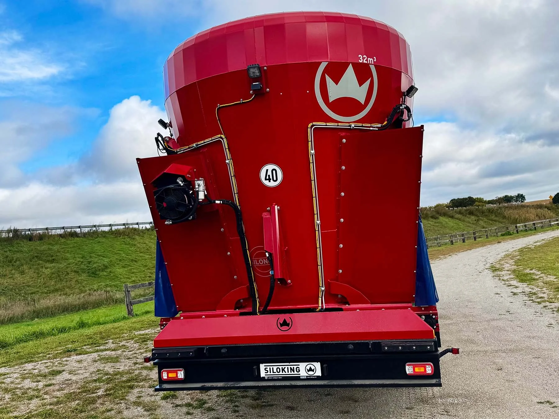 Direct rear view of Siloking 1000+ 3225 mixer showing planetary cooler, 32 m³ tub decal, 40 km/h speed badge, and lighting bar.