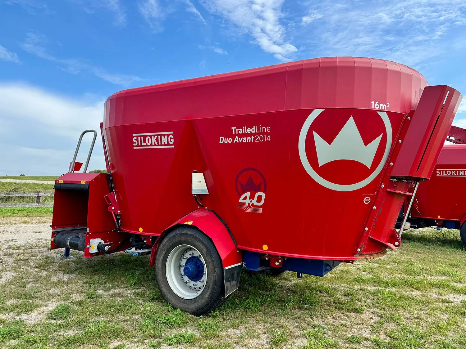 Side profile view of a red SILOKING TrailedLine 4.0 Duo Avant 2014-16 vertical TMR mixer wagon showing the 16m³ capacity tub and front cross conveyor.
