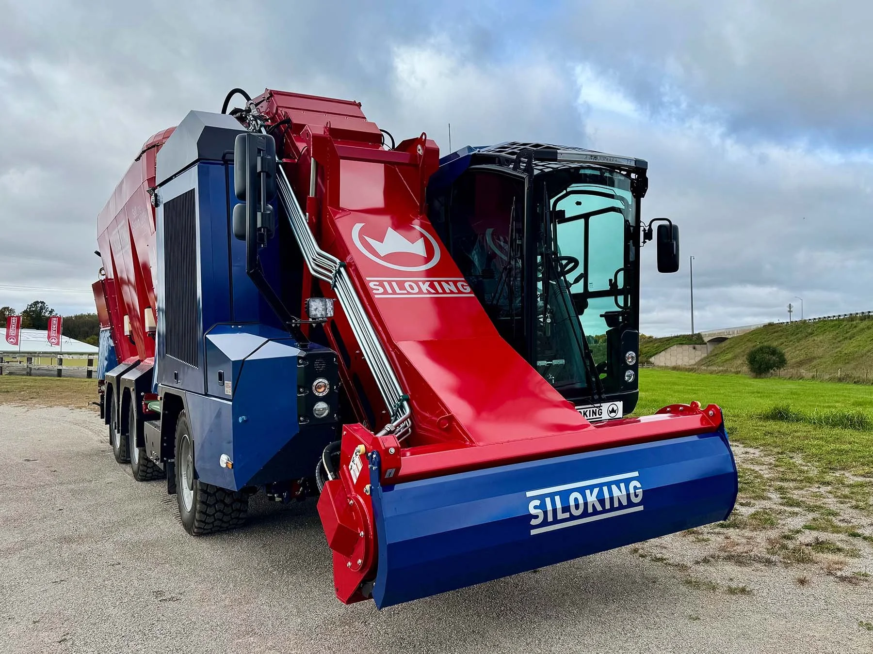 Front angle showing panoramic operator cab and heavy-duty silage milling cutter arm on a Siloking SelfLine 1000+.