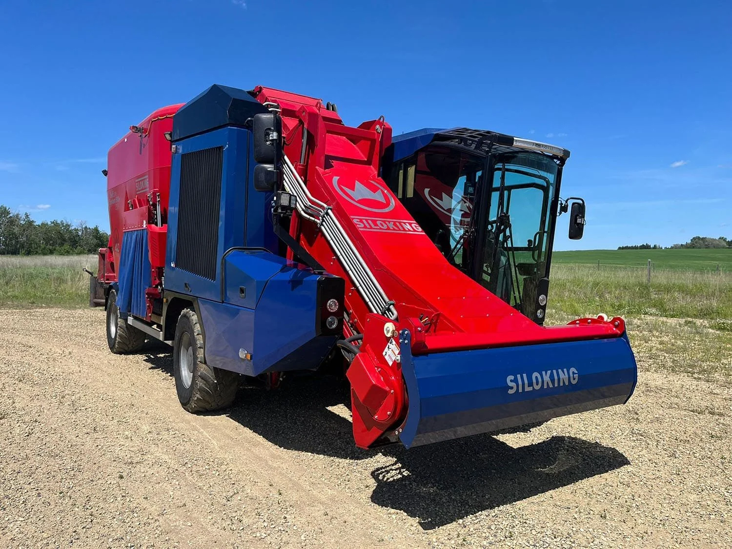 Front three-quarter view of a 2020 Siloking SelfLine 4.0 System 500+ 2519-25 self-propelled mixer highlighting the loading arm cutter head.