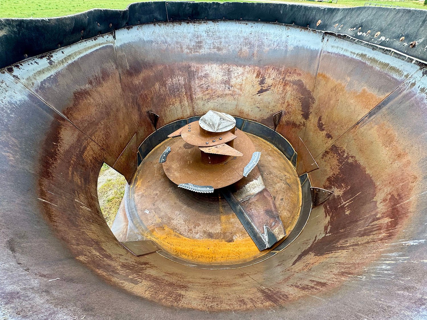Overhead interior view of the single vertical mixing auger and cutting knives inside a Penta 5600 tub