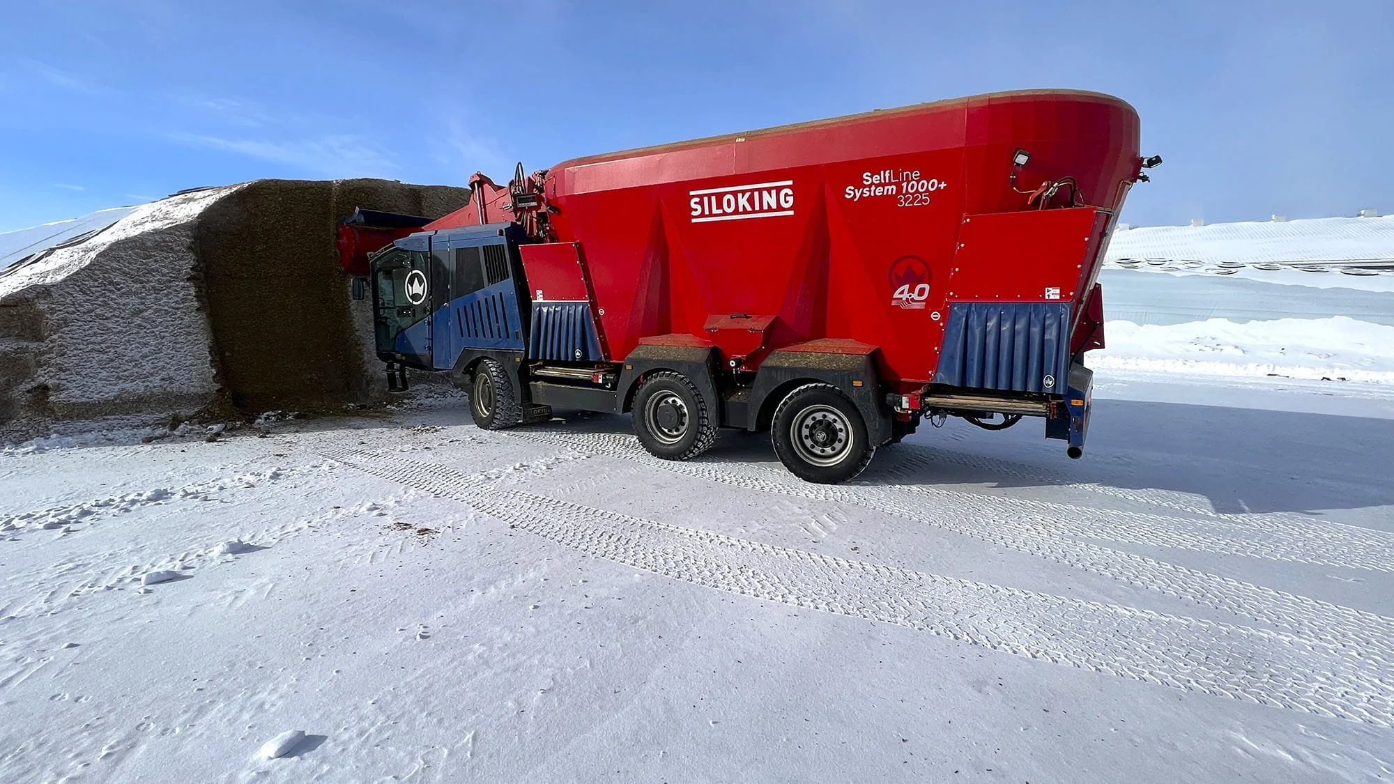 A heavy-duty Siloking SelfLine System 1000 plus 3225 operating in snow to deface and load frozen haylage from a Canadian bunker silo pit.
