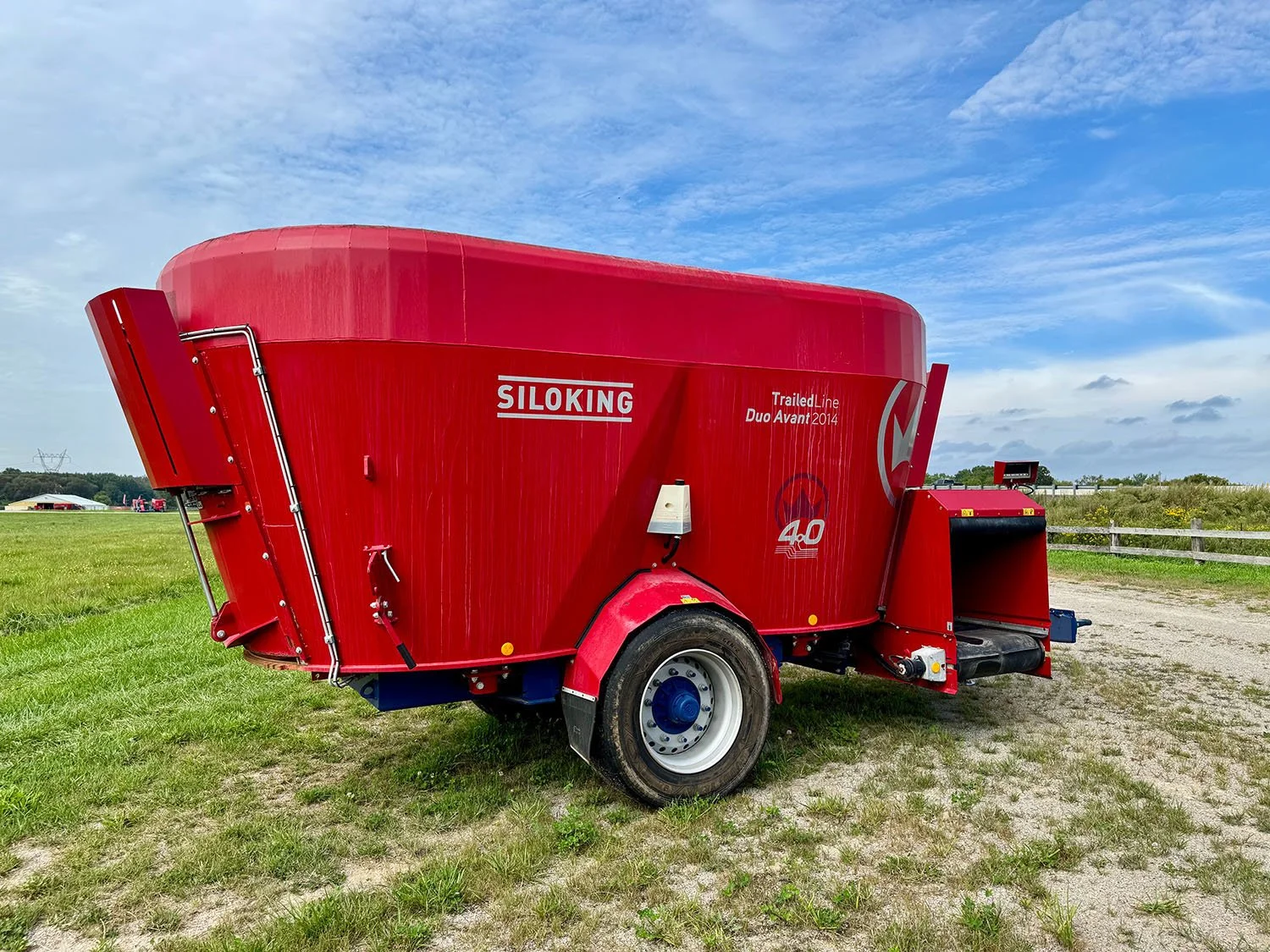 Right side three-quarter profile view of a SILOKING TrailedLine Duo Avant 2014-16 vertical feed mixer showcasing single axle setup and front cross conveyor.