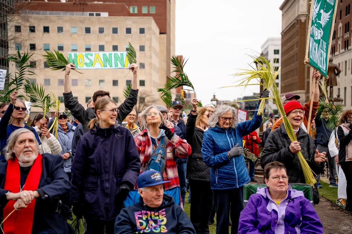 What does it look like when hundreds of Christians from five denominations walk together on Palm Sunday? Sarah Hill Photography captured it beautifully.
ㅤ
Swipe through these moments from yesterday's Palm Sunday Path gathering in Lansing and check ou
