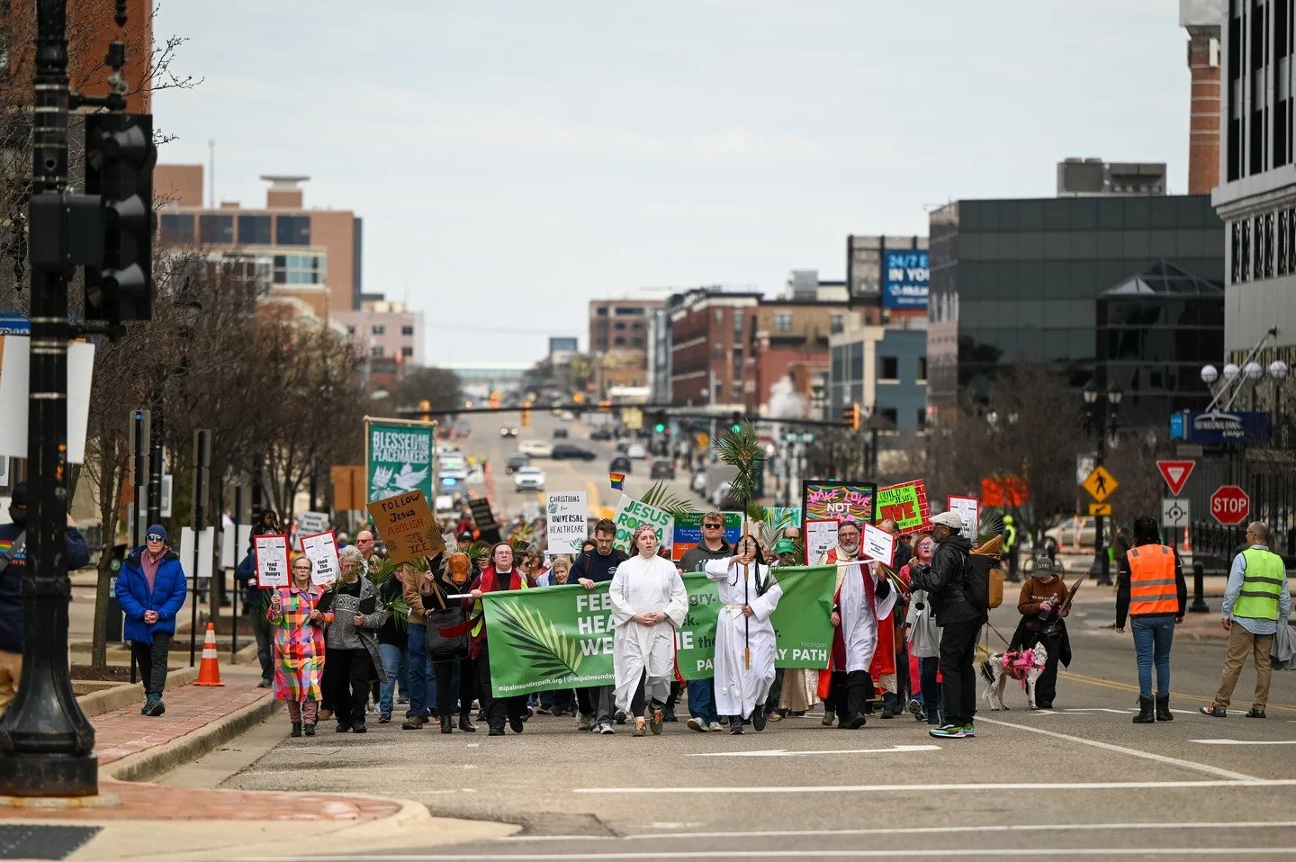 We're still thinking about our witness on Palm Sunday. We hope you are too.
ㅤ
A few more moments from the Palm Sunday Path, captured by @greatlakesepiscopal. Full gallery at the link in our bio.
ㅤ
#PalmSundayPath #MatthewTwentyFive #LoveThyNeighbor #
