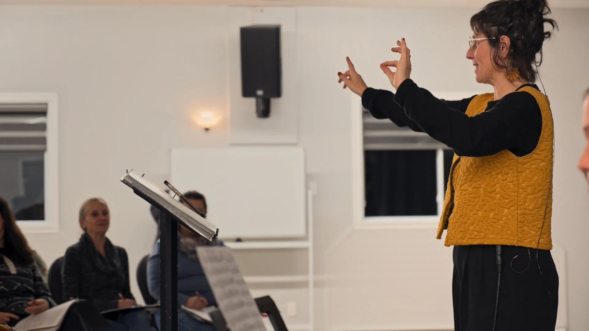 Notre cheffe de choeur qui dirige l'atelier de teambuilding par le chant à Montréal