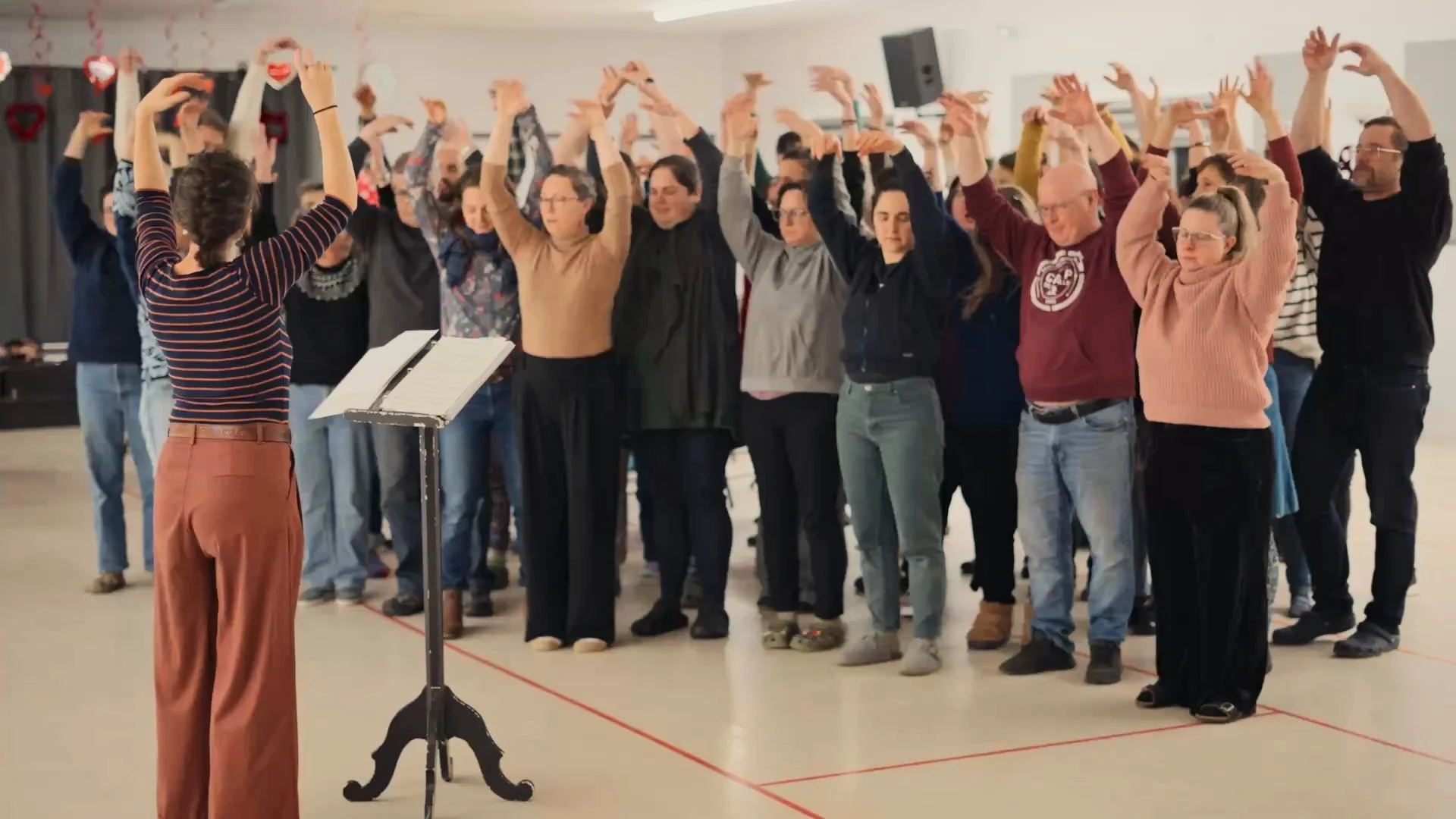 Groupe d'employés qui chantent avec notre cheffe de Choeur en Mauricie
