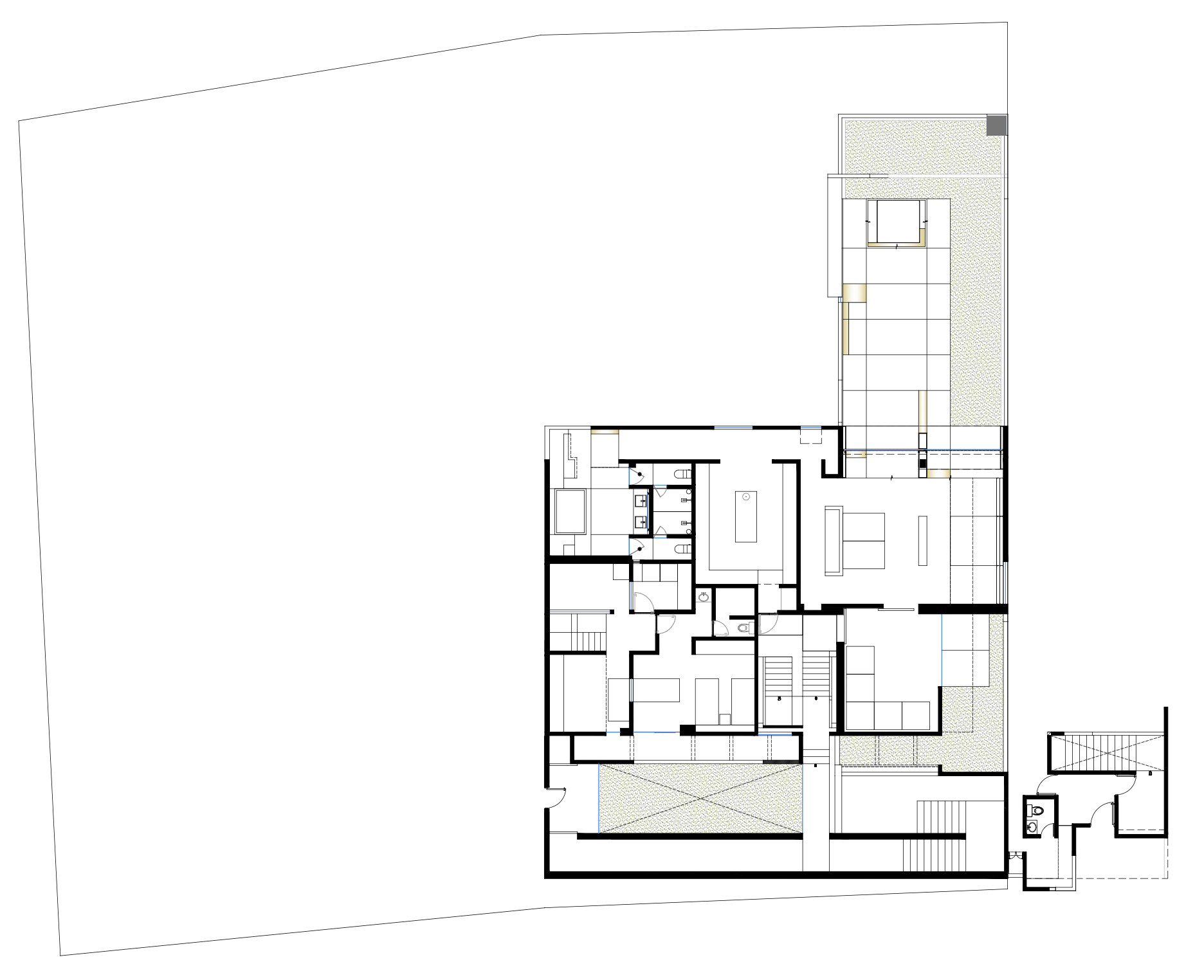 Plano arquitectónico de un edificio con habitaciones, baños, y áreas abiertas.