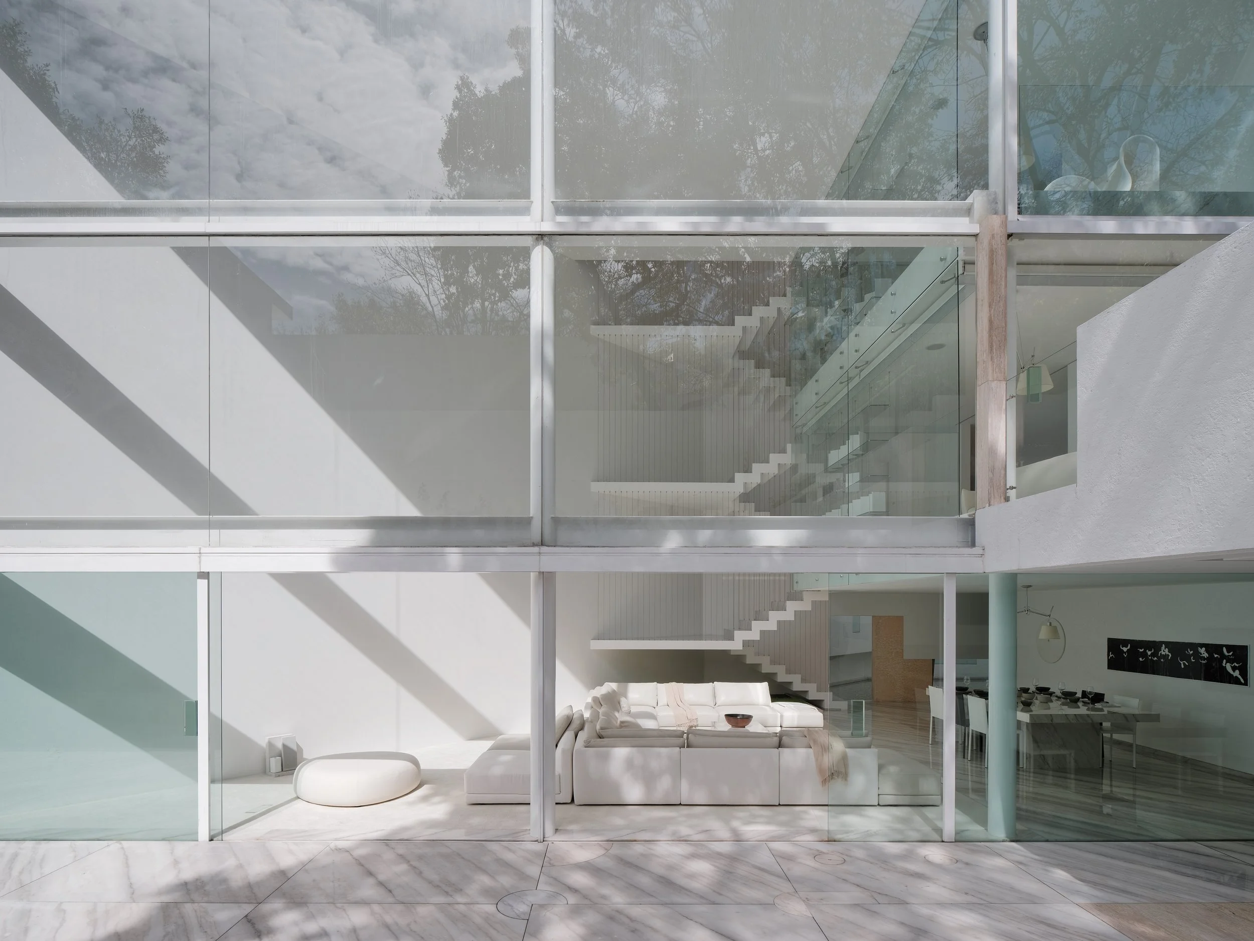 Rombo II by Miguel Angel Aragonés: An exploration of spatial continuity and monolithic white volumes, defined by geometric precision and natural light.