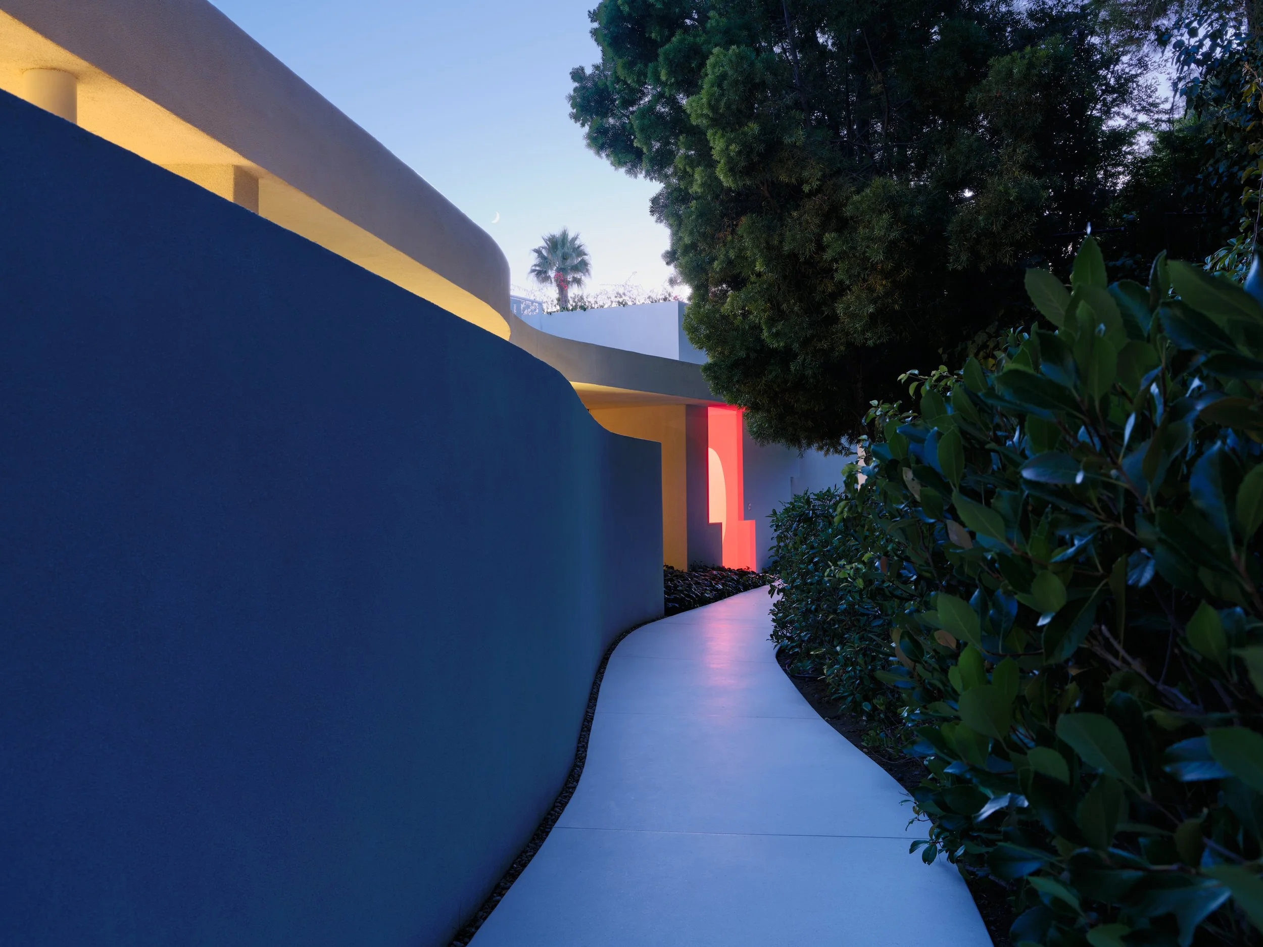Arkell by Taller Aragonés: Modern residential design in Los Angeles, exploring structural honesty and seamless indoor-outdoor transitions.