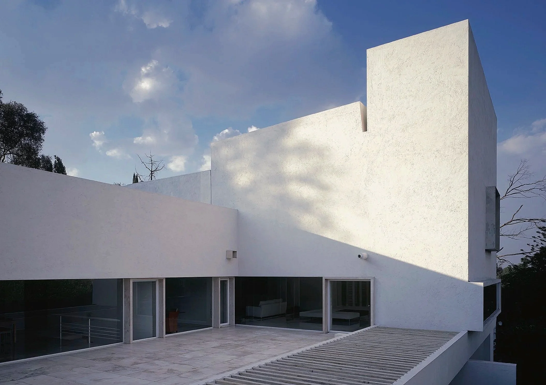 The intelligent use of natural light and raw materiality. Espacio Tita by Miguel Angel Aragonés explores the intersection of domestic intimacy and architectural order.