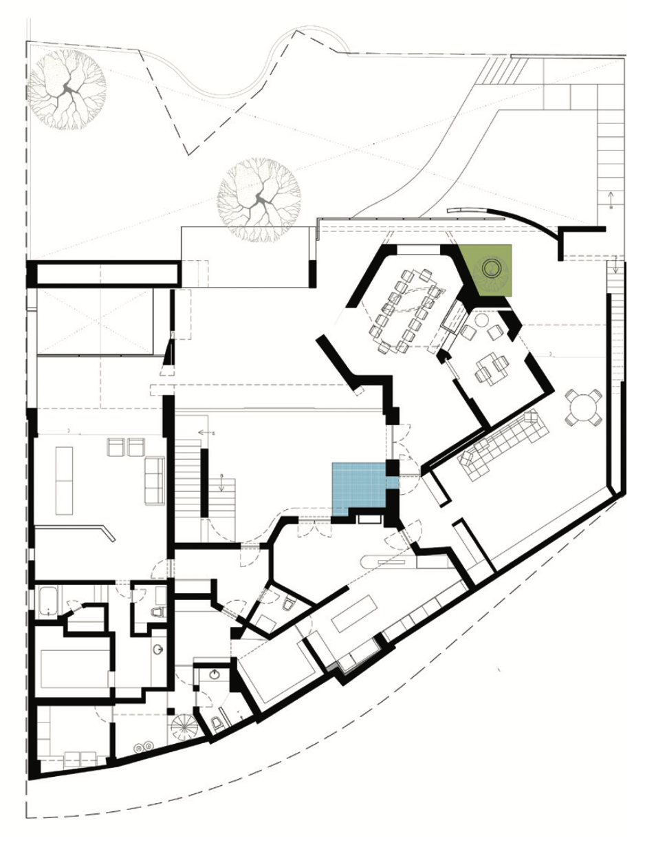 Plano arquitectónico de una casa moderna con diferentes áreas, incluyendo sala de estar, comedor, áreas de descanso, patio con piscina pequeña, y jardines con árboles. Architectural layout: Taller Aragones