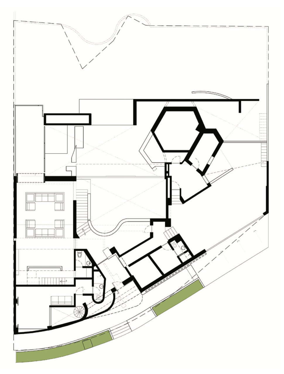 Plano arquitectónico de una casa moderna con varias habitaciones, áreas sociales y un área externa con césped verde en la parte inferior, vista desde arriba. Architectural layout: Taller Aragones