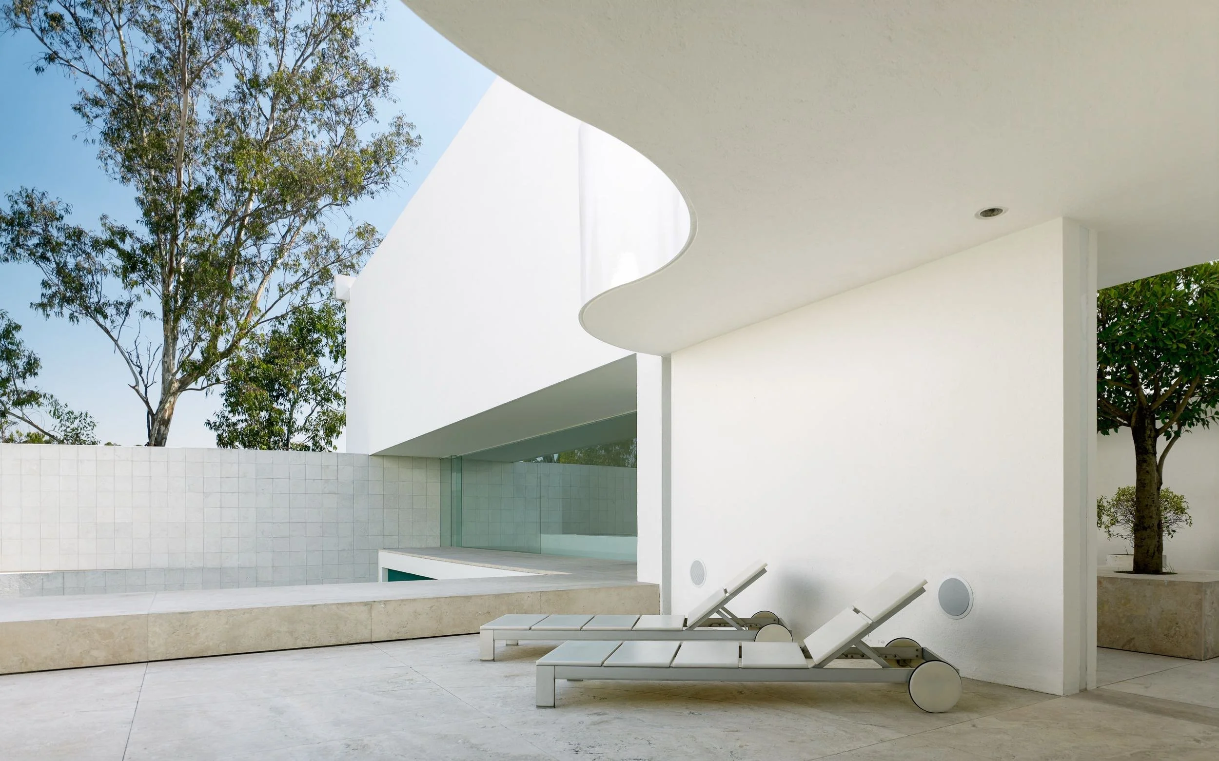 Eucaliptos 65 by Taller Aragonés: Monolithic forms and structural privacy achieved through a masterwork of light and shadow.