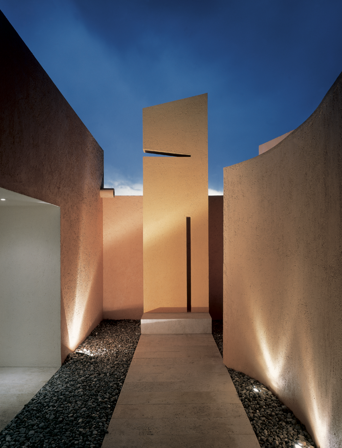 Laureles by Miguel Angel Aragonés: An early masterpiece exploring the essential presence of natural light and volumetric order.