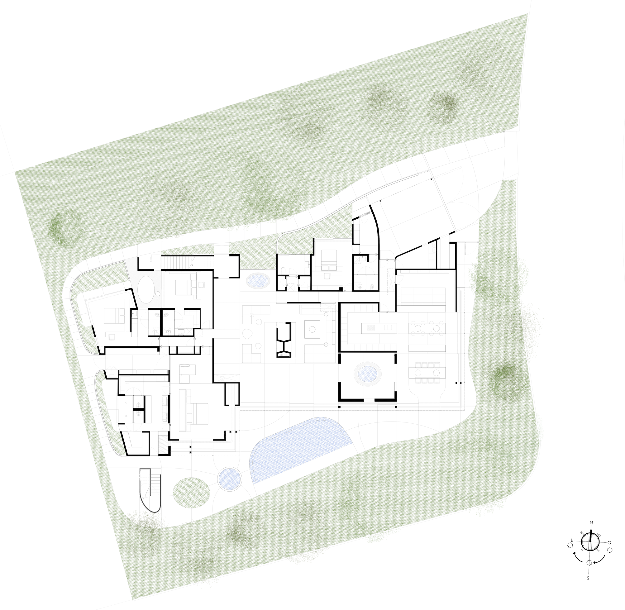 Plano arquitectónico de una casa con áreas verdes y caminos, incluyendo un estanque en la parte inferior izquierda y árboles distribuidos en el jardín. Layout by Rafael Aragonés. 