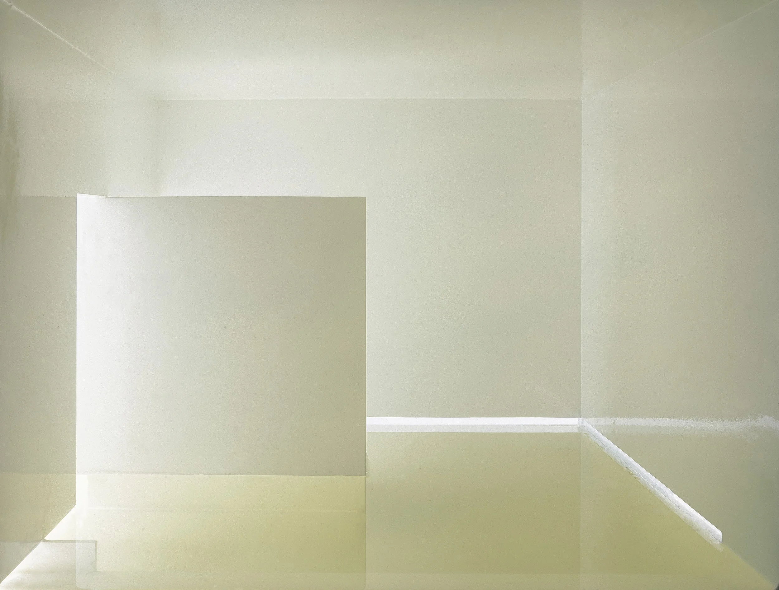 Salón vacío con paredes blancas, piso de color claro y moldura blanca en la esquina de la pared. Eucaliptos 65 (2004). Eucaliptos 65 (2004). Designed by  Miguel Ángel Aragonés. A study in geometric volumes and natural light. Mexican modernism and emo
