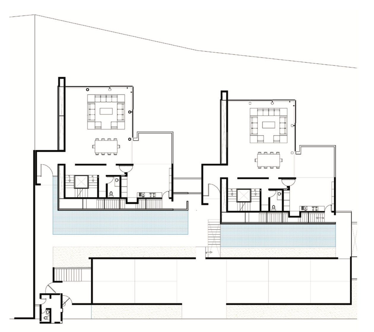 Plano arquitectónico de una casa residencial con áreas de sala, comedor, cocina, baños, escaleras y piscinas en la parte trasera.