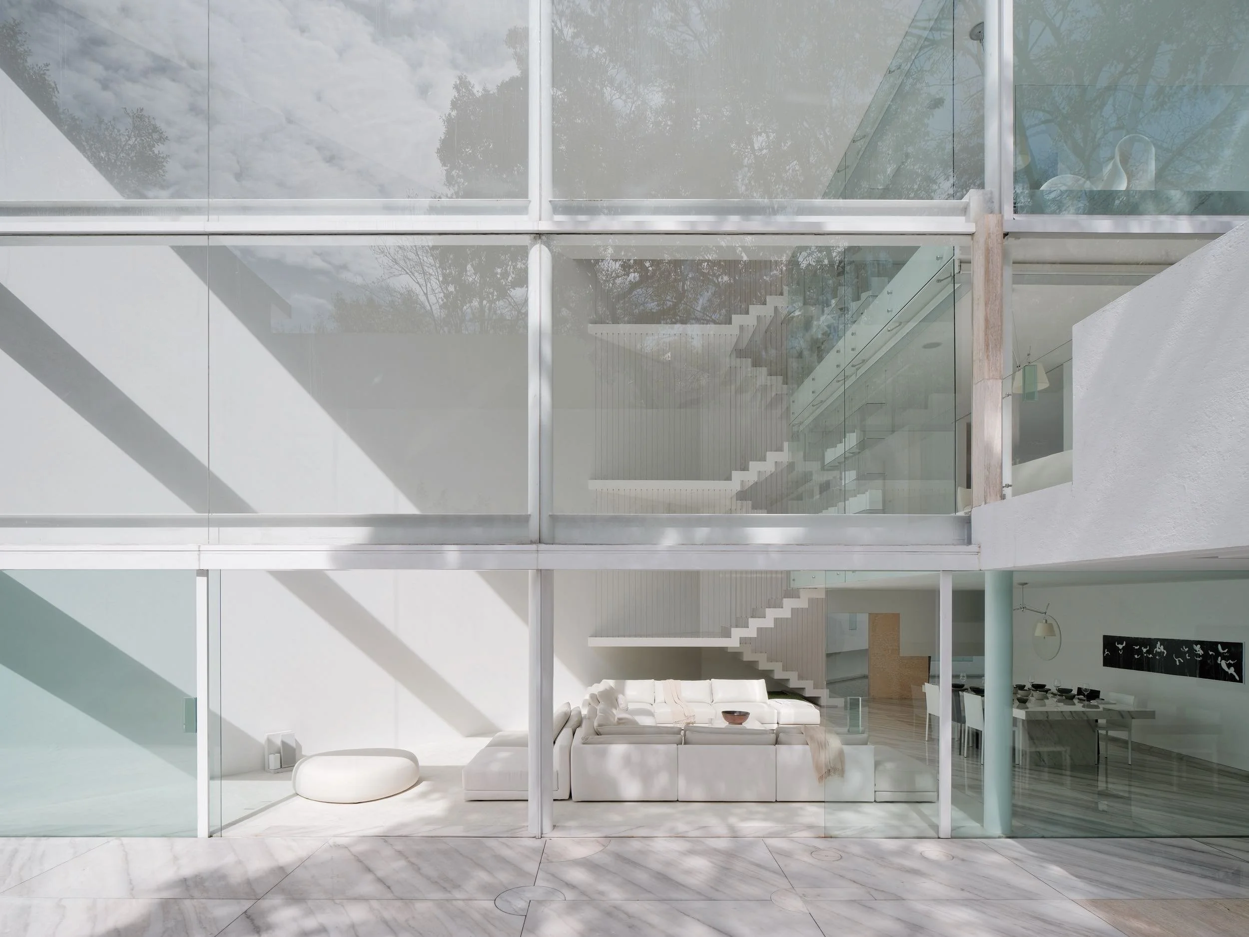 Rombo II by Miguel Angel Aragonés: An exploration of spatial continuity and monolithic white volumes, defined by geometric precision and natural light.