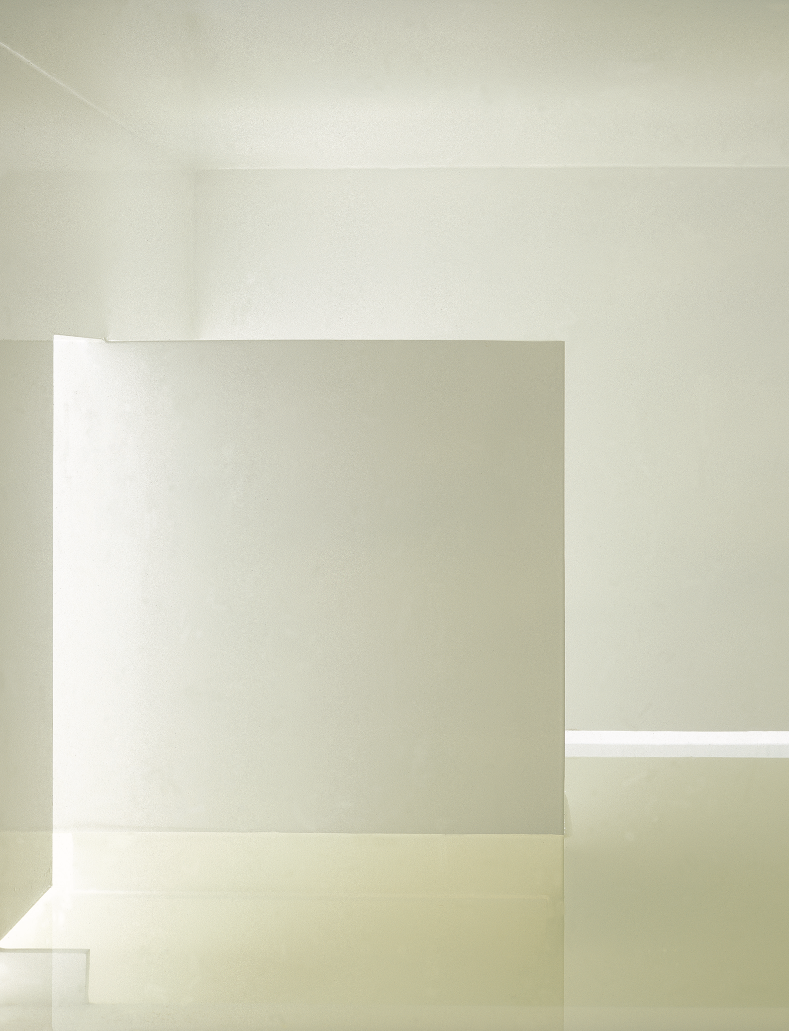 Vista de un espacio vacío con paredes y techo en color blanco y piso de mármol, sin mobiliario. Eucaliptos 65, Architecture & Design by Rafael Aragonés Caballero & Miguel Ángel Aragonés | Taller Aragonés. Photo by Nicola Lorusso
