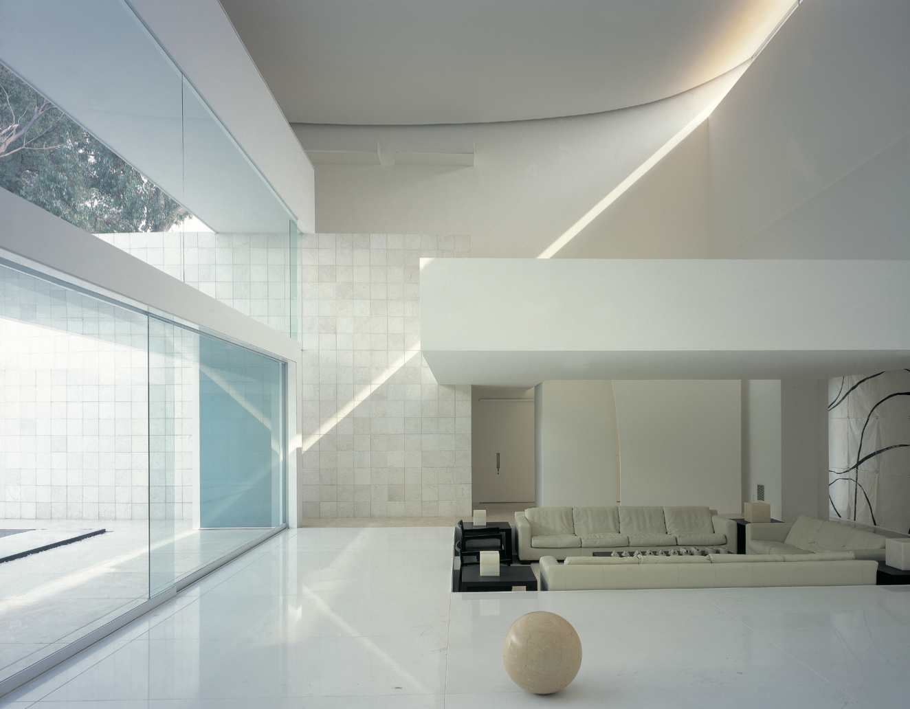 Interior moderno con muebles blancos, paredes blancas, suelo brillante y grandes ventanas de vidrio que dejan entrar luz natural. Eucaliptos 65, Architecture & Design by Rafael Aragonés Caballero & Miguel Ángel Aragonés | Taller Aragonés. Photo by Ni