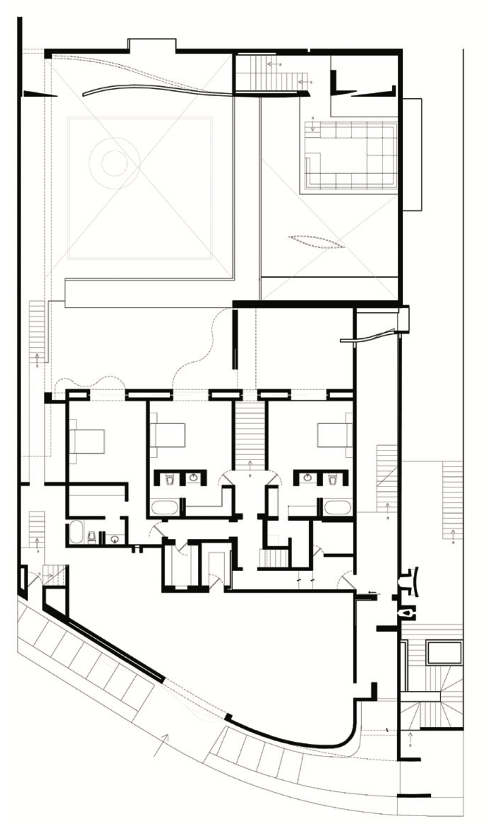 Plano arquitectónico de un edificio con varias habitaciones, incluindo baños, escaleras, salas y un área exterior con piscina y zonas de descanso. Architectural Layout: Taller Aragones