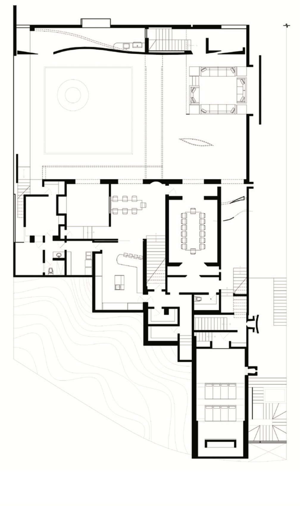 Plano arquitectónico de una casa con varias habitaciones, un área de comedor, una sala de reuniones, un espacio abierto para actividades, y un gran patio o jardín en la parte superior izquierda. Architectural layout: Taller Aragones