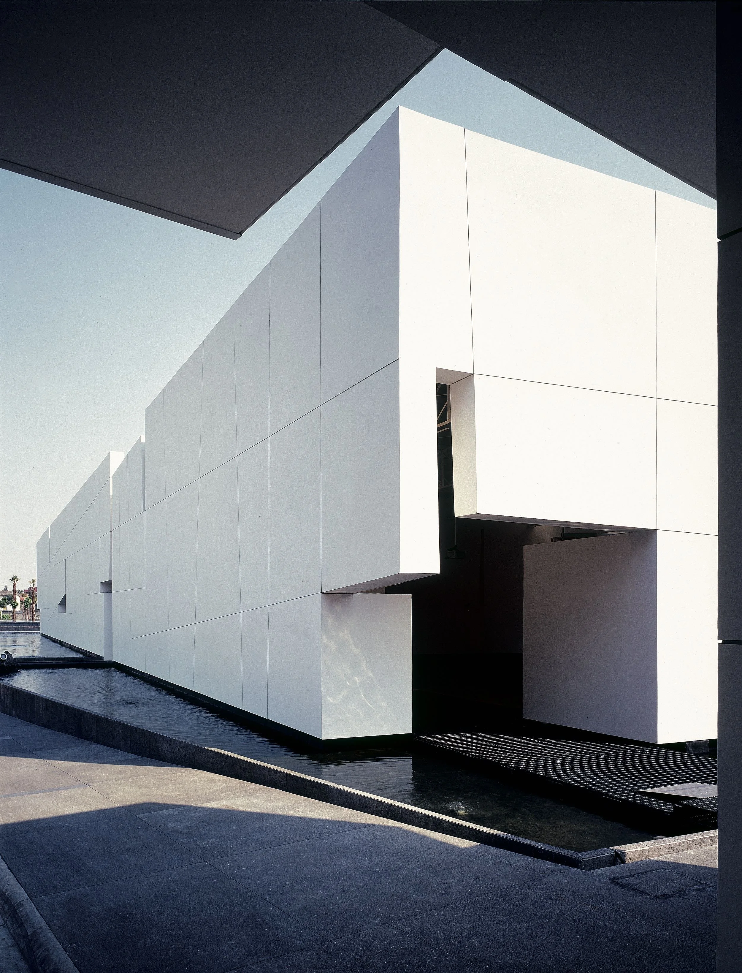 Pedregal by Miguel Angel Aragonés: An exploration of volumetric purity and the integration of natural light in contemporary Mexico City.