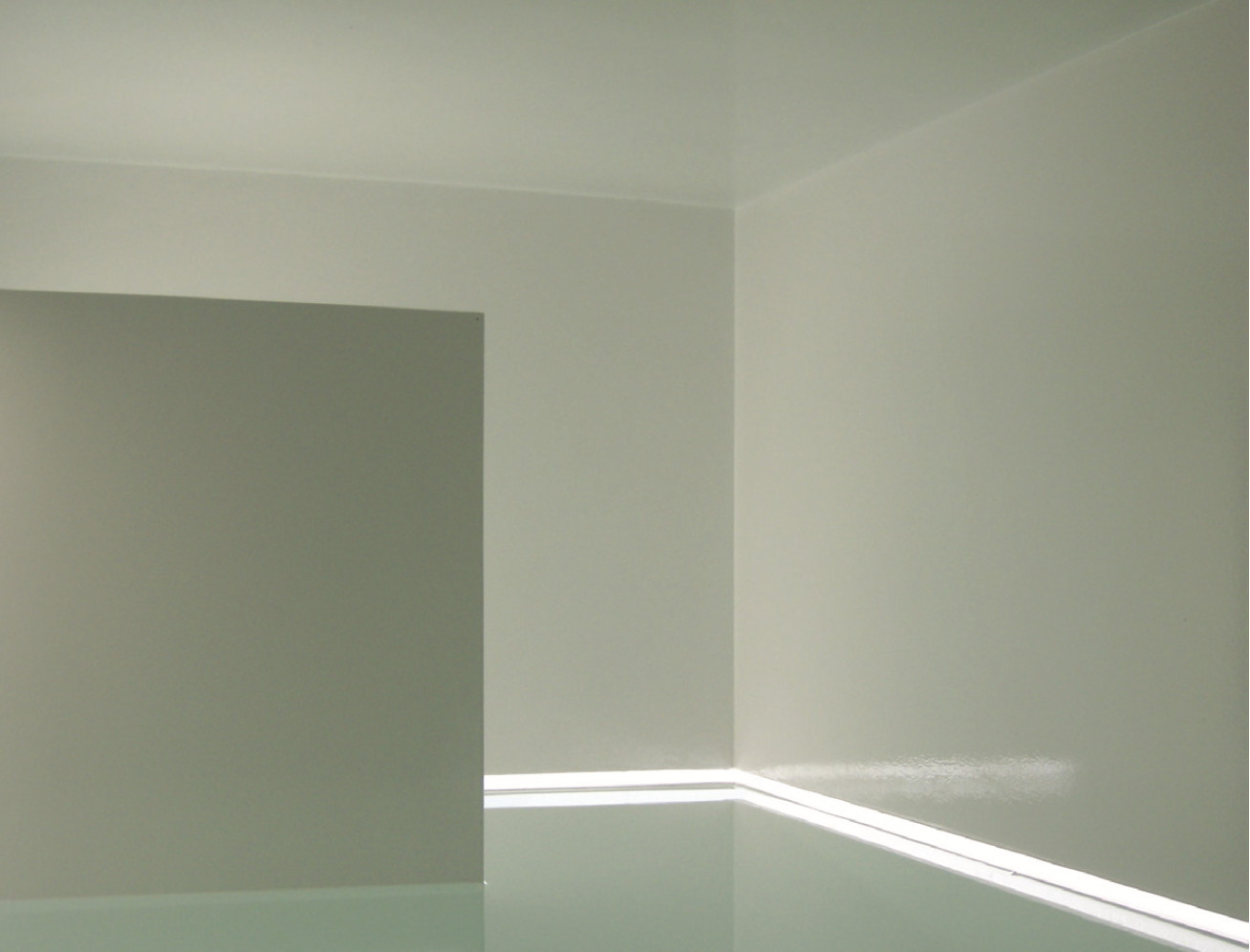 Pared blanca con borde de luz LED en una esquina de una habitación
