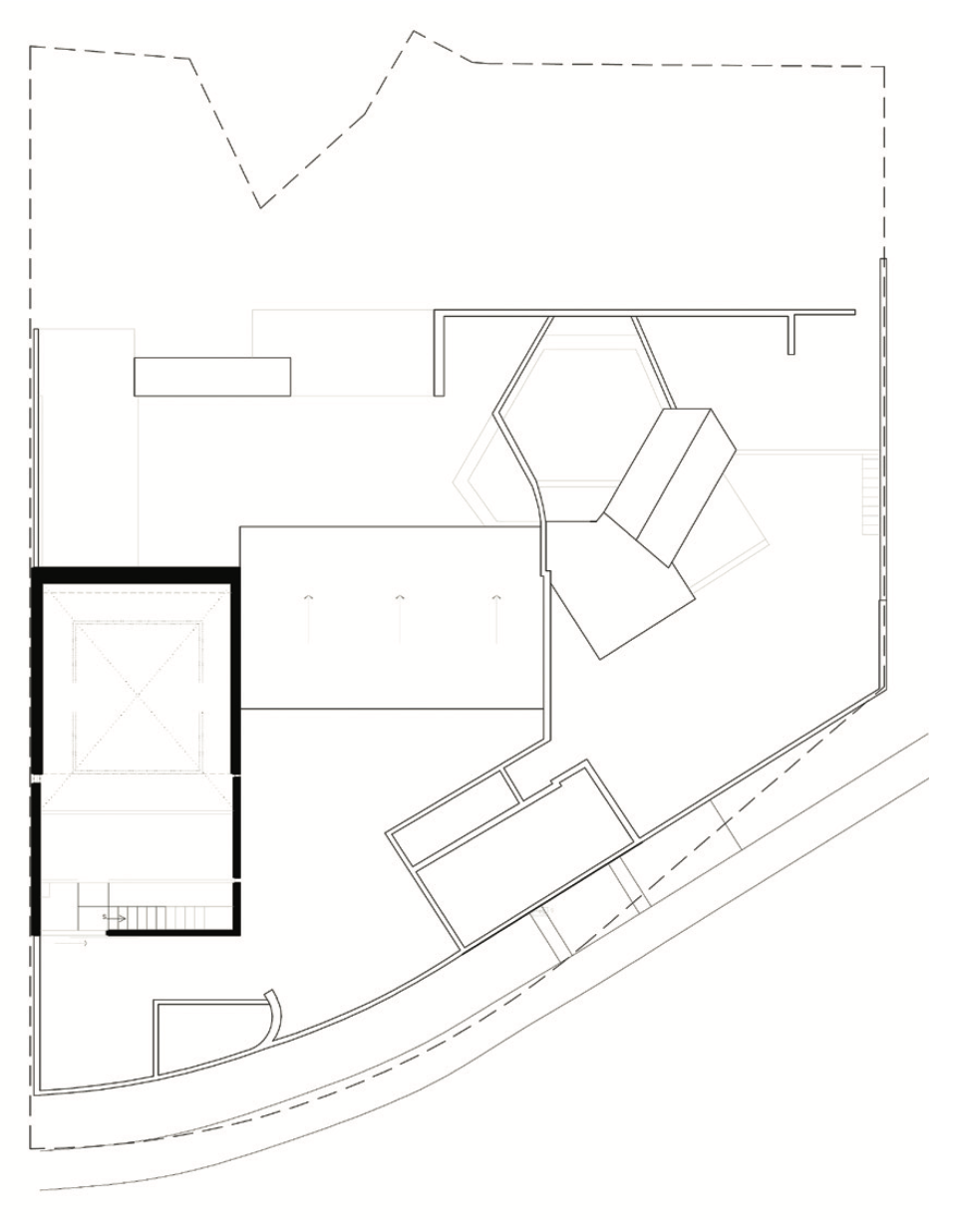 Plano arquitectónico de una vivienda con habitaciones, pasillos y exteriores delimitados por líneas y símbolos técnicos.
