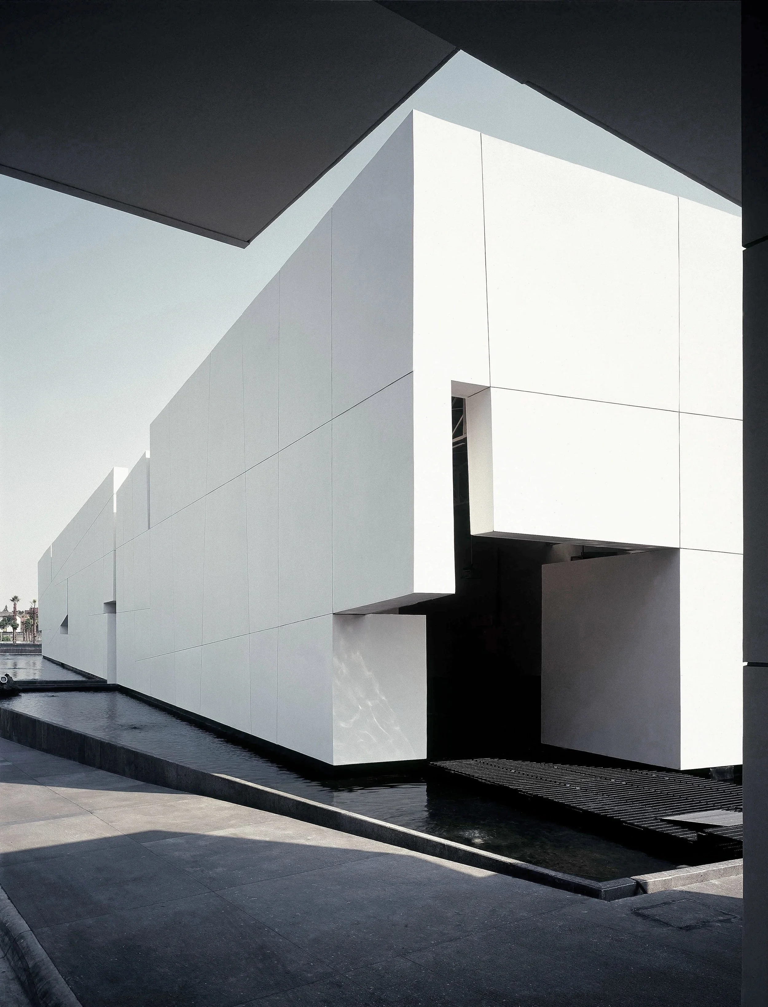 Pedregal by Miguel Angel Aragonés: An exploration of volumetric purity and the integration of natural light in contemporary Mexico City.