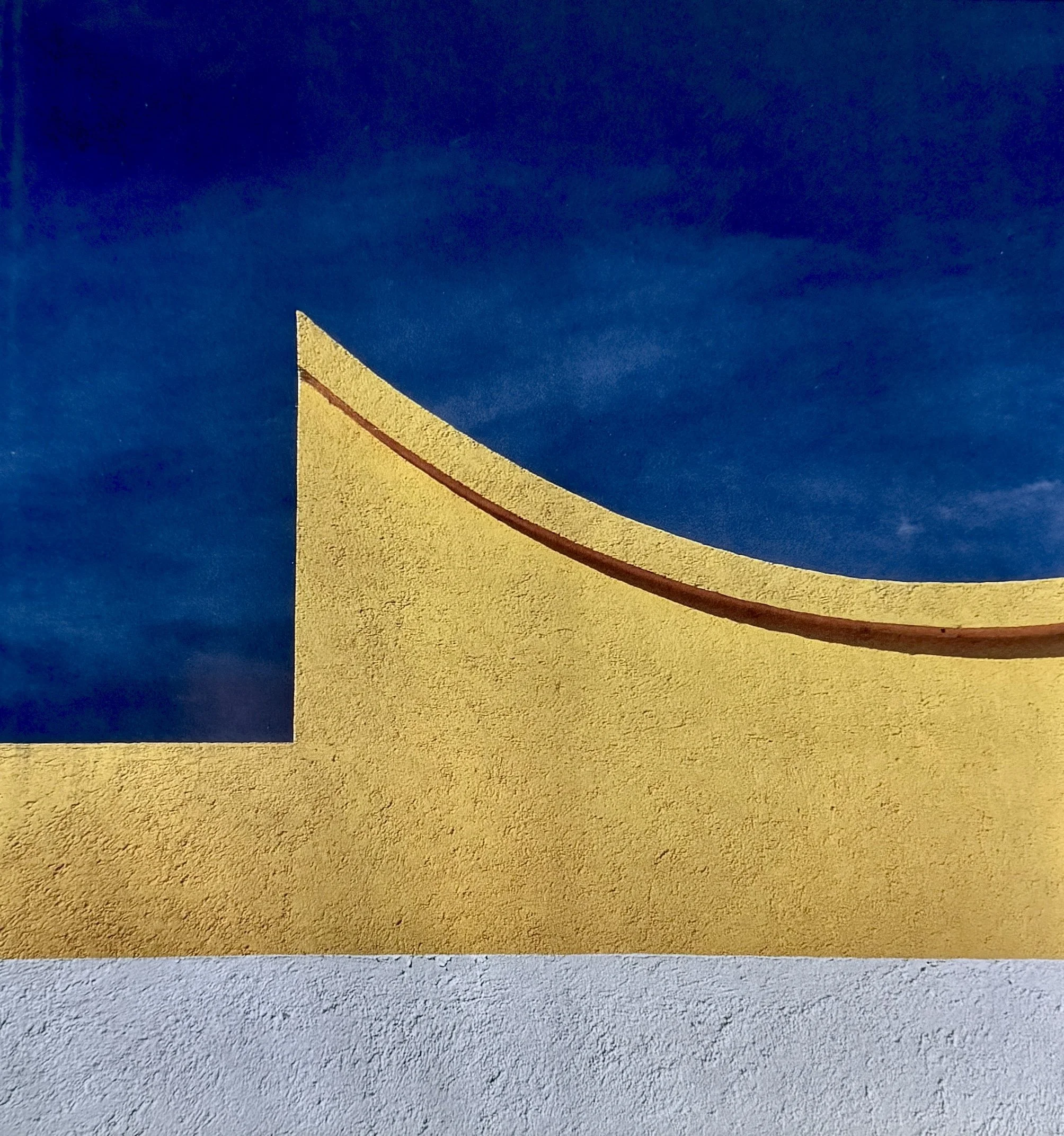 Arboledas by Miguel Angel Aragonés: A study in geometric rhythm and the seamless integration of light into the domestic environment.