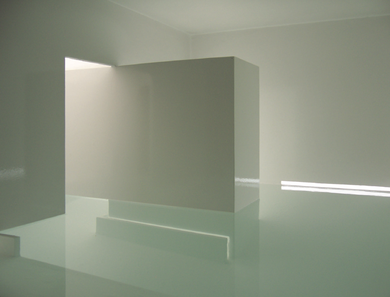 Interior minimalista con paredes blancas y espacio abierto.